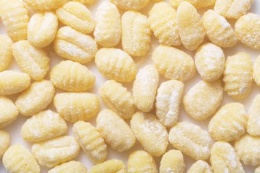 Gnocchi hem İtalyan hem de Güney Alman ve Avusturya yemeğidir. Bunlar hamur köftesi, genellikle oval, buğday unundan yapılmış, yumurtalı. Patates gnocchi, Abruzzo, Chocharia ve Lazio 'nun diğer illerinde popülerdir. Düz yatıyordu