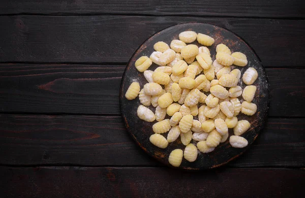 Gnocchi Italiani Crudi Fondo Legno Scuro Gli Gnocchi Sono Piatti — Foto Stock