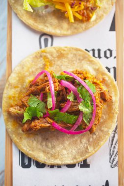 Tacos, et, guacamole sosu, sebze ya da deniz ürünleri gibi dolgusu bulunan küçük mısır ya da buğday kremalı tortilla içeren geleneksel bir Meksika yemeğidir.