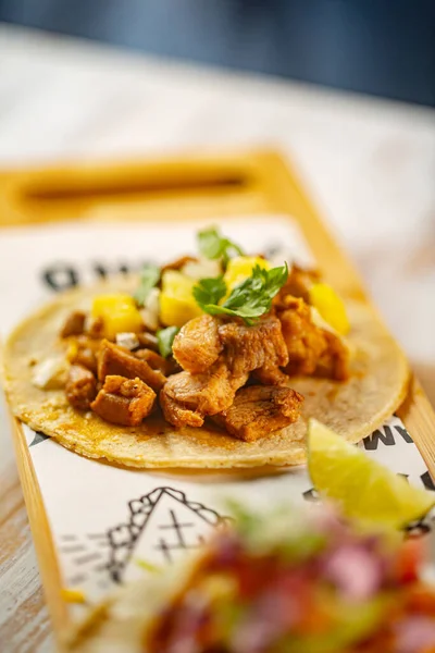 Tacos Est Plat Mexicain Traditionnel Composé Une Petite Tortilla Maïs — Photo