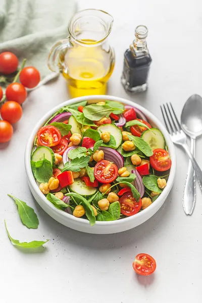 Salada Grão Bico Vegetariana Preparada Com Tomate Pepino Cebola Vermelha — Fotografia de Stock