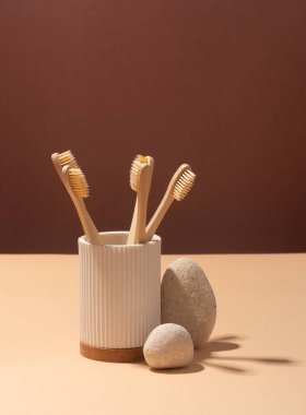 Kahverengi arka planda ahşap diş fırçası, sıfır atık kavramı