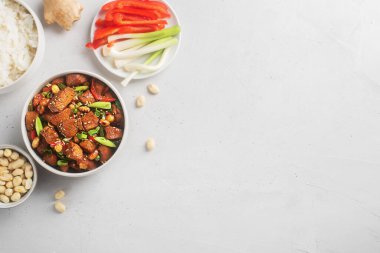 Kung pao ya da kung po, geleneksel Çin yemekleri tavuk, biftek ya da domuz etiyle hazırlanmış, bazen deniz ürünleri, yan yemek olarak pilav, üst manzara.