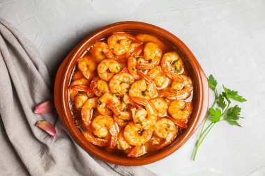 Geleneksel İspanyol karidesi sarımsaklı, genellikle zeytinyağıyla hazırlanmış. Üst görünüm