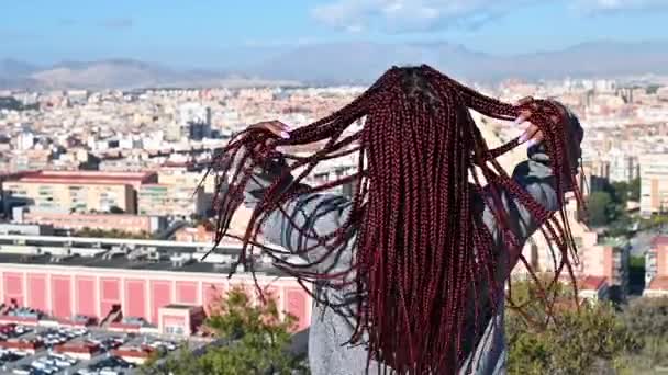 Černá žena dotýká její dredy vlasy — Stock video