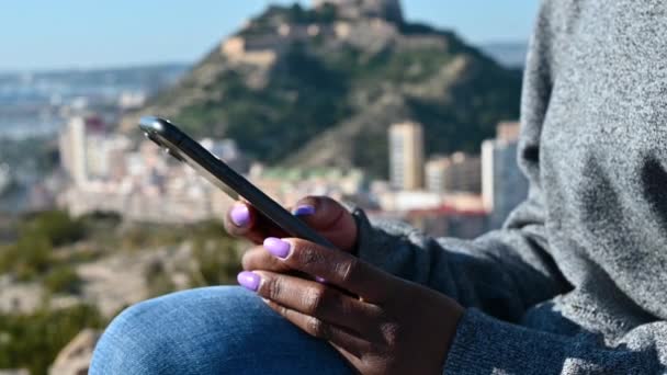 Siyah kadın akıllı telefon ekranında bilgi kaydırıyor — Stok video