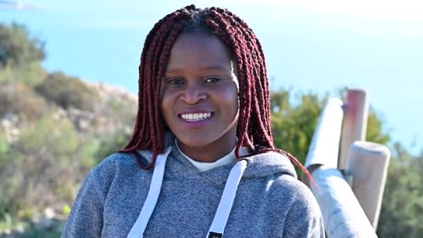 Černá žena dívá na kameru a usmívá se, zblízka video — Stock video