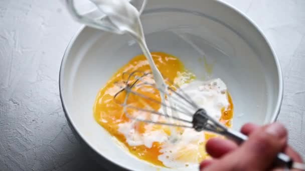 셰프가 계란 과 우유를 육포와 섞어 오믈렛 m 을 준비하고 있습니다 — 비디오