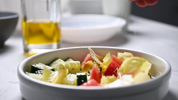 Chef es ensalada de verduras salazón — Vídeos de Stock