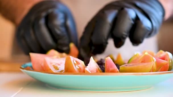 Chef en guantes prepara un aperitivo de tomate, sirviendo — Vídeos de Stock