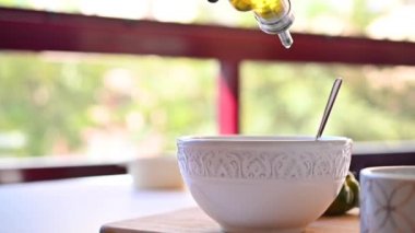 Zeytin yağı beyaz bir kaba dökülür.