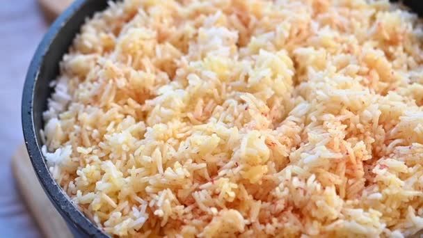 Der Koch bereitet Reis in einer Pfanne zu — Stockvideo