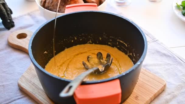 Chef cocina salsa con aceite de oliva y mezclar ingredientes — Vídeo de stock