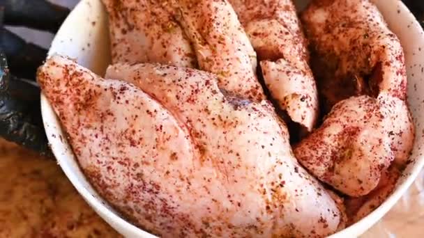 Σεφ σε γάντια τουρσιά φτερούγες κοτόπουλου σε μπαχαρικά — Αρχείο Βίντεο