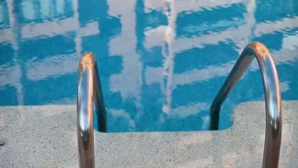 Apartman épület tükröződik a kék víz a medence — Stock videók