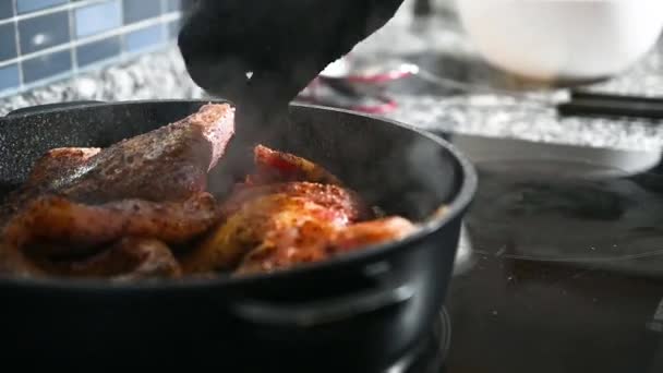 Chef memasak paha bebek dalam wajan. — Stok Video