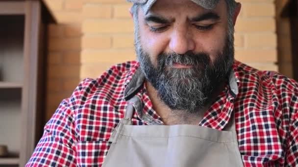 Chef prepara pilaf, verterlo con una mezcla de agua y azafrán — Vídeos de Stock