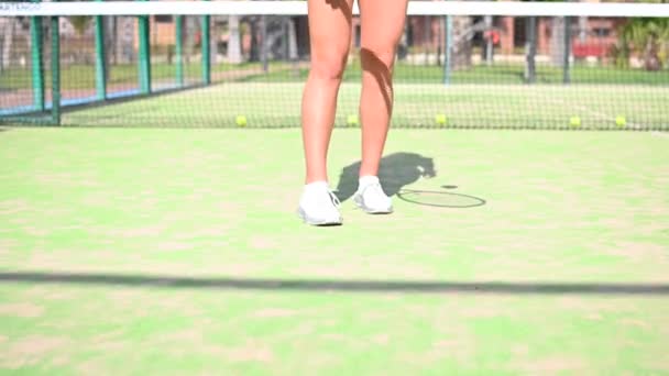 若い女性は現場でテニスをする — ストック動画