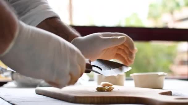 Chef Cuts Garlic Cutting Board Knife High Quality Footage — Stock Video