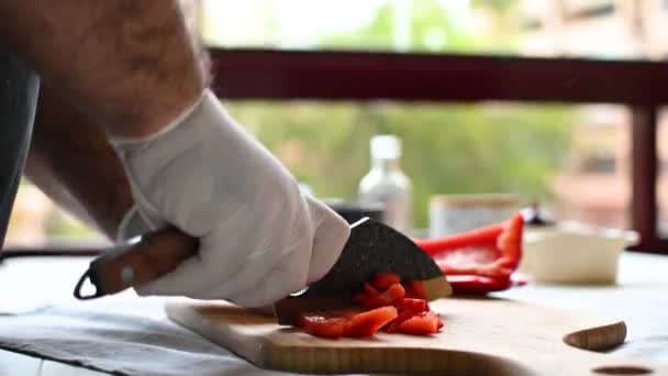 Chef Snijdt Paprika Met Een Mes Een Snijplank Hoge Kwaliteit — Stockvideo