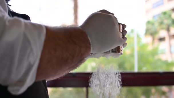 厨师用现代筛子倒面粉 高质量的4K镜头 — 图库视频影像