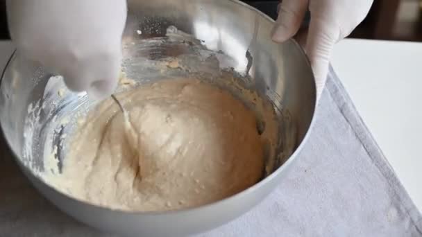 Szef Kuchni Przygotowuje Ciasto Mieszając Misce Wysokiej Jakości Materiał — Wideo stockowe