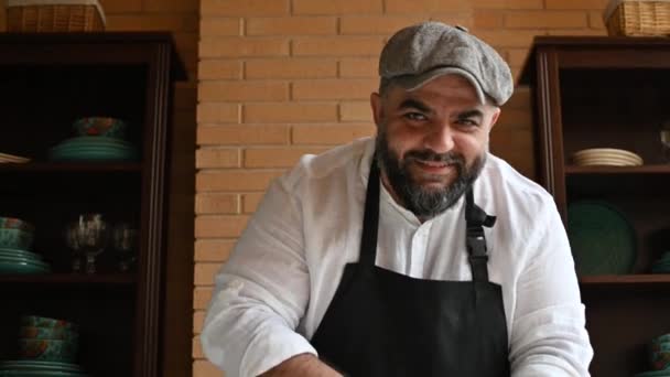 Chef Hace Flapjack Con Sus Manos Sonríe Imágenes Alta Calidad — Vídeo de stock