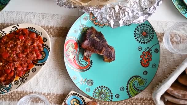 Bucătarul Pune Carne Prăjită Farfurie Vedere Sus Imagini Înaltă Calitate — Videoclip de stoc