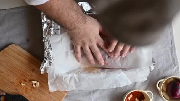 Koki Taburkan Rempah Rempah Pada Kaki Domba Dan Dibungkus Kertas — Stok Video