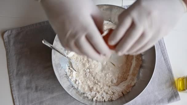 Chef Prépare Pâte Ajoute Oeuf Farine Remuez Mélange Images Haute — Video