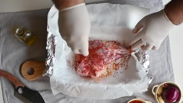 Chef Taburan Rempah Rempah Pada Kaki Domba Sebelum Memanggang Top — Stok Video