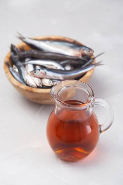 Masadaki ançüezden yapılmış garum balığı sosu.