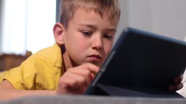 Tablette video oyunu oynayan çocuk