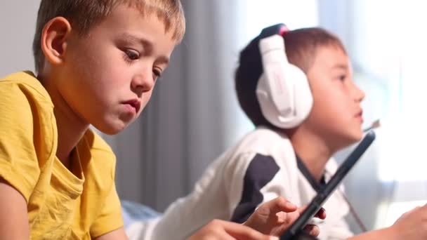 Мальчики играют в видеоигры на планшете — стоковое видео