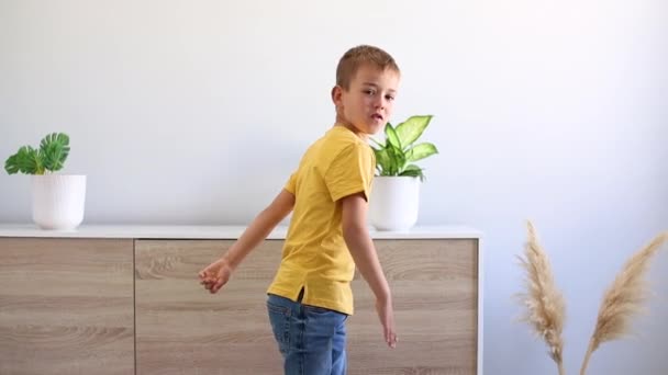 Boy in yellow t-shirt dancing and singing at home — Stock Video