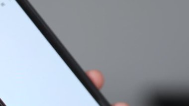 Akıllı telefonda elektronik imzalı kontrat imzalayan adam.