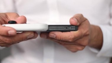 Oyun konsolu hazırlayan adam