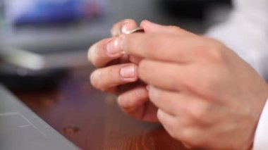 İş adamı elinde 1 Euro ile oynuyor.
