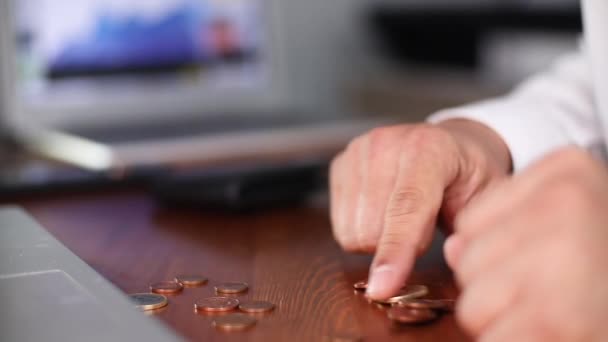 Biznesmen liczący monety w biurze. Zwolniony ruch — Wideo stockowe