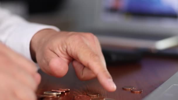Biznesmen liczący monety na stole — Wideo stockowe