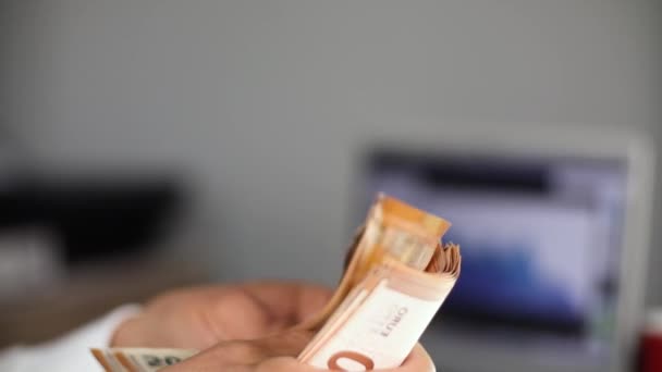 Homem contando notas de euro no fundo do escritório — Vídeo de Stock