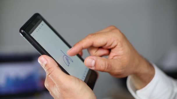 인간 이 스마트폰으로 전자 서명으로 계약을 맺는 모습 — 비디오