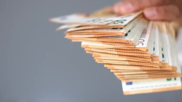 Человек с банкнотами в 50 евро — стоковое видео