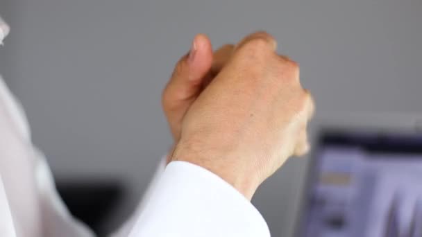 Επιχειρηματίας νευρικά τρίβοντας τα χέρια του, ενώ κοιτάζοντας ένα φορητό υπολογιστή — Αρχείο Βίντεο