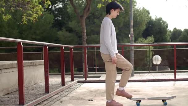 Teenager lernt, ein Skateboard zu fangen — Stockvideo