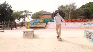 Kaykay parkında kaykay süren genç bir kız.