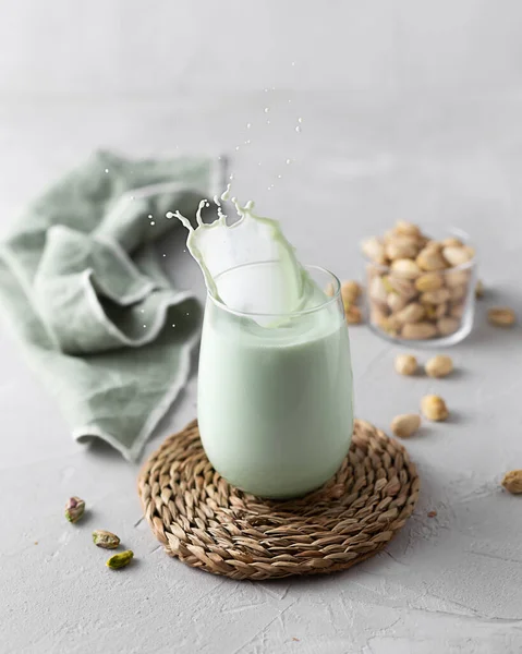 유리에 피스타치오 우유를 물기를 뿌린다 우유는 항산화제 건강에 지방의 공급원이다 — 스톡 사진