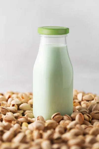 피스타치오 우유가 우유는 항산화제 건강에 지방의 공급원이다 — 스톡 사진