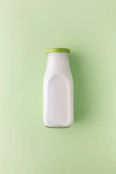피스타치오 우유를 초록색 배경을 위에서 것이죠 우유는 항산화제 건강에 지방의 — 스톡 사진