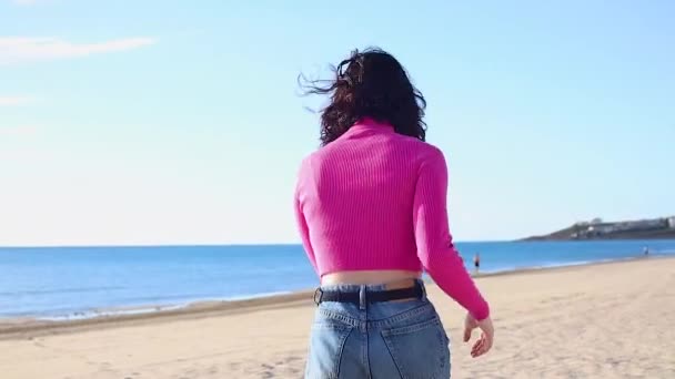 Ung kvinna dansar på stranden och skrattar — Stockvideo